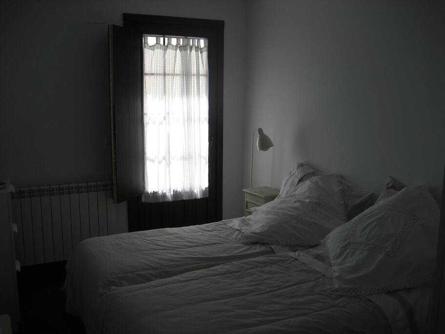 Dormitorio 1 con acceso a terraza y jardín (armario y baño incorporado)
