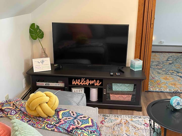 Colorful, Cheerful & Close To Downtown Apartment! - 뱅고어