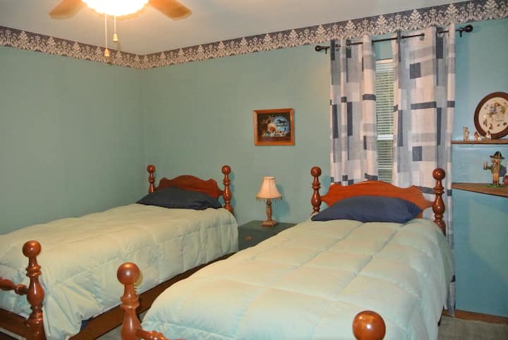 Spavaća soba #2 s 2 kreveta za 1 osobu.