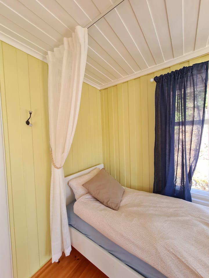 Фото 2 восточных спален.  Из окна открывается вид на юг, а на ферме есть мастерская по керамике.