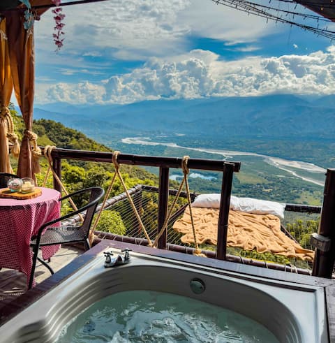 Romantic Retreat: Glamping with Views and Jacuzzi