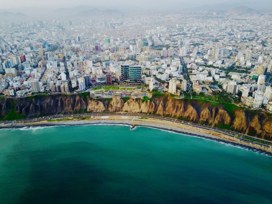 vista desde el aire del distrito de Miraflores, los grandes edificios en el medio son el hotel Marriott a 5 minutos a pie desde el departamento.