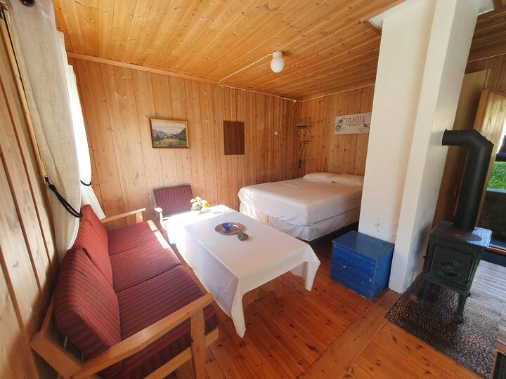 Divano e letto matrimoniale.

Il letto è largo 150 cm. Nel letto ci sono solo cuscini, quindi devi portare la biancheria da letto e i piumini.

È possibile affittare, ma poi dobbiamo essere avvisati in anticipo.