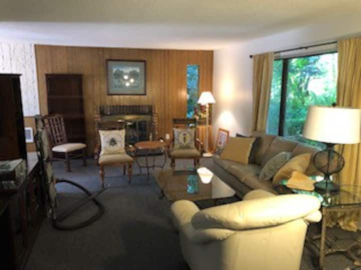 The Bee Cottage - Oregon City, OR