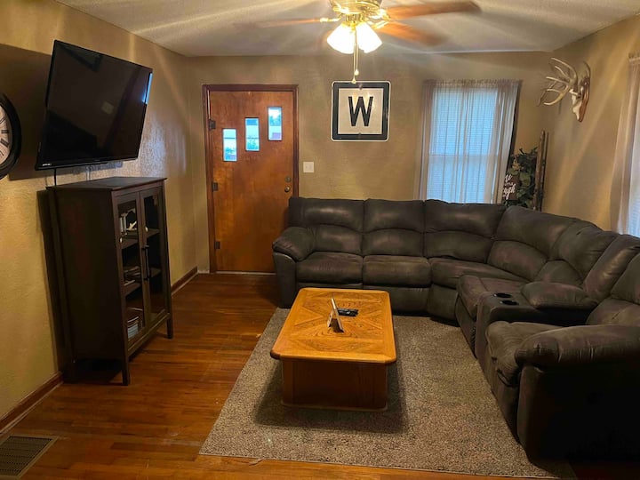 Great Wifi!!! Entire House, And Garage To Yourself - Trenton, MO