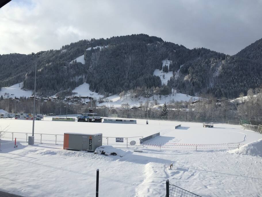 Sportplatz hinter dem Haus.