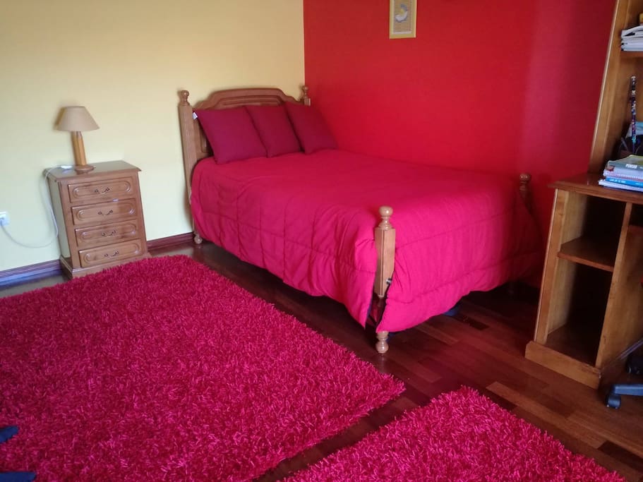 Quarto com 2 camas de solteiro
Bedroom with 2 single beds
