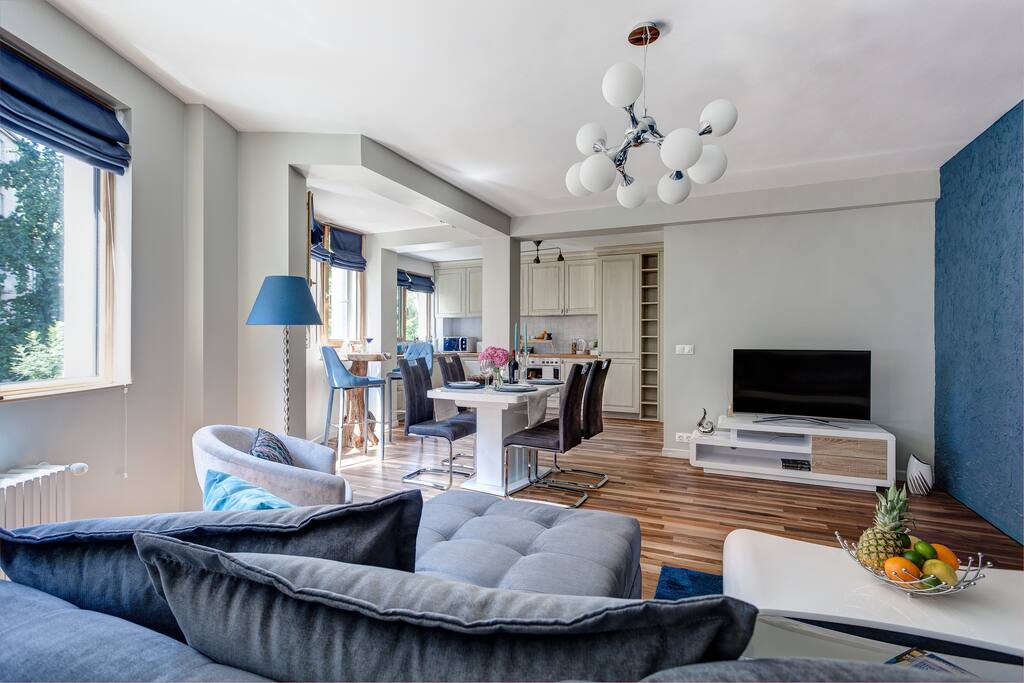 Enjoy yourself in the spacious and bright living room...