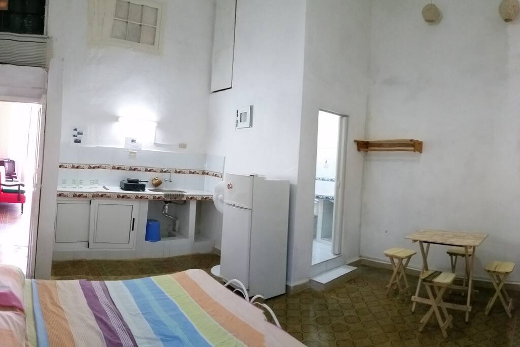 Una vista de todo el apartamento justo al entrar.