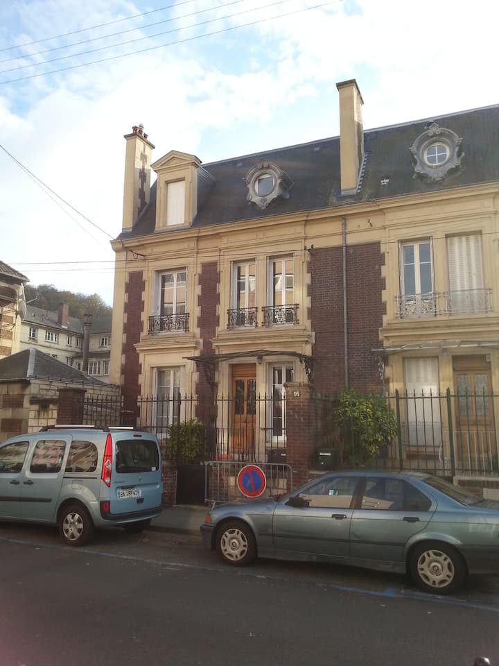 Villa Marguerite Single bed room near train station Houses for Rent