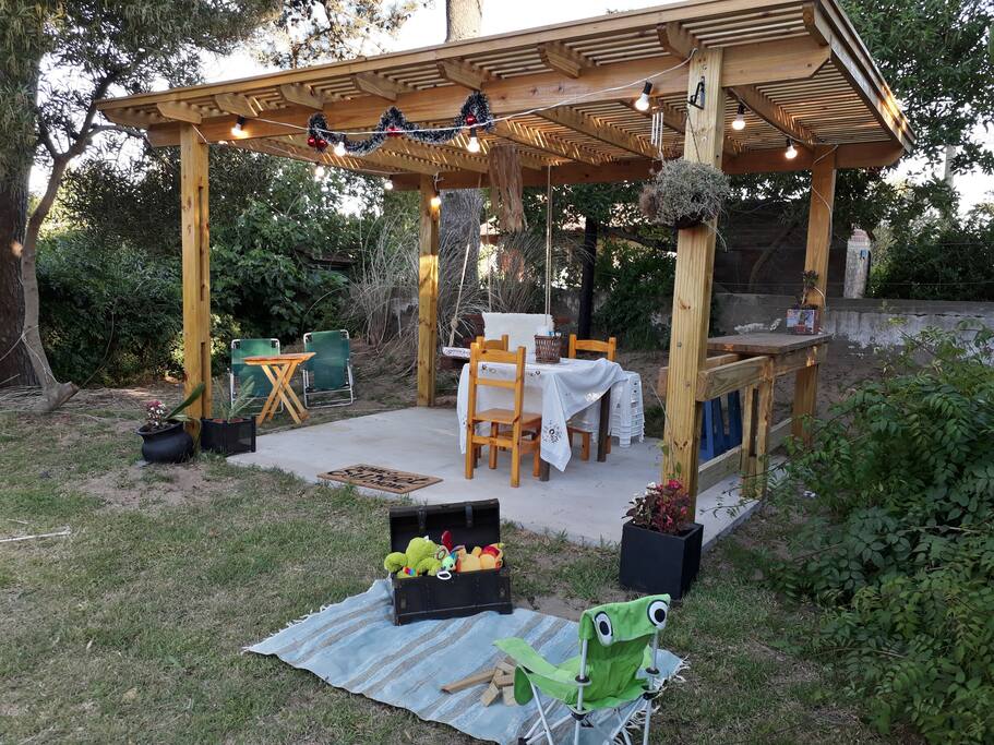 La casa cuenta con un parque trasero,
en el podran disfrutar del espacio verde y de la Pérgola especialmente acondicionada para comer al aire libre o pasar tarde de descanso en la hamaca.