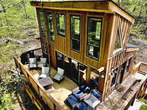 Romantic Treehouse- Hot tub, A/C, 20 Min to KLT