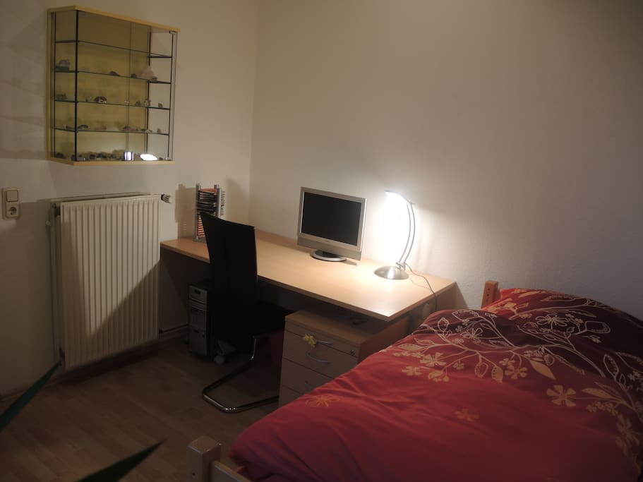Schreibtisch und Bett
