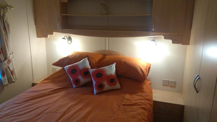 غرفة نوم بسرير كبير