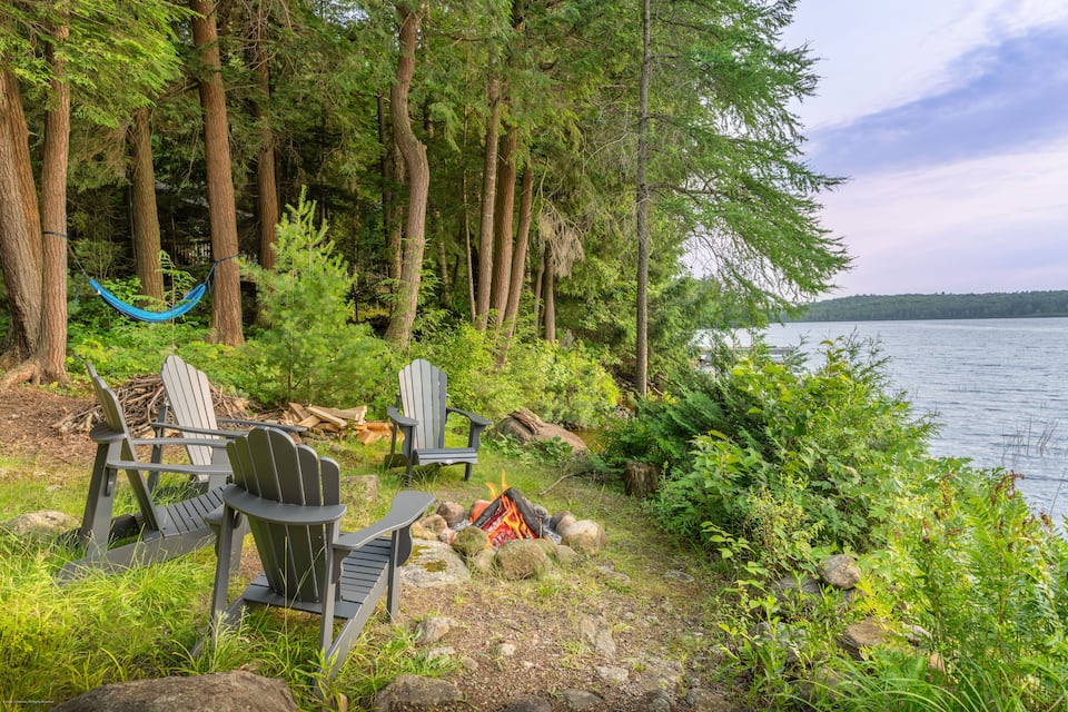 A bright Muskoka cabin with its own dock, Lake of Bays, Ontario, Canada, photo 7 of 10