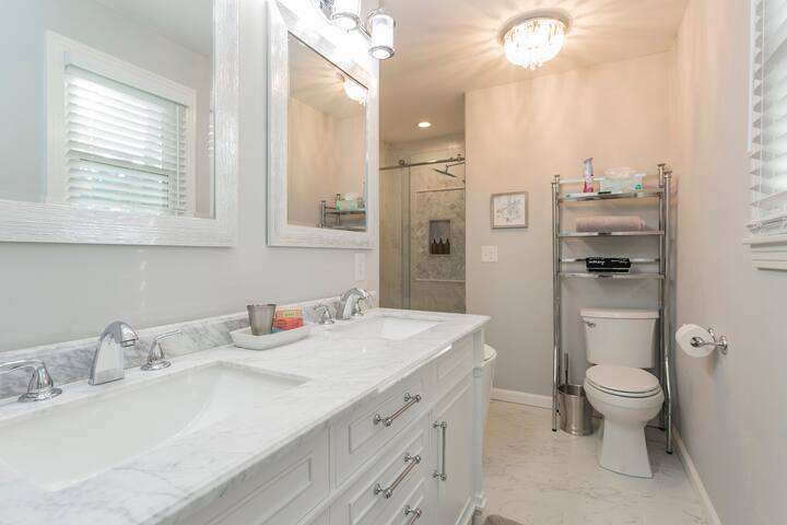 RANCH BEAUTY – 3Bd/2Ba, King Bed, Mins to Broadway gallery image 5