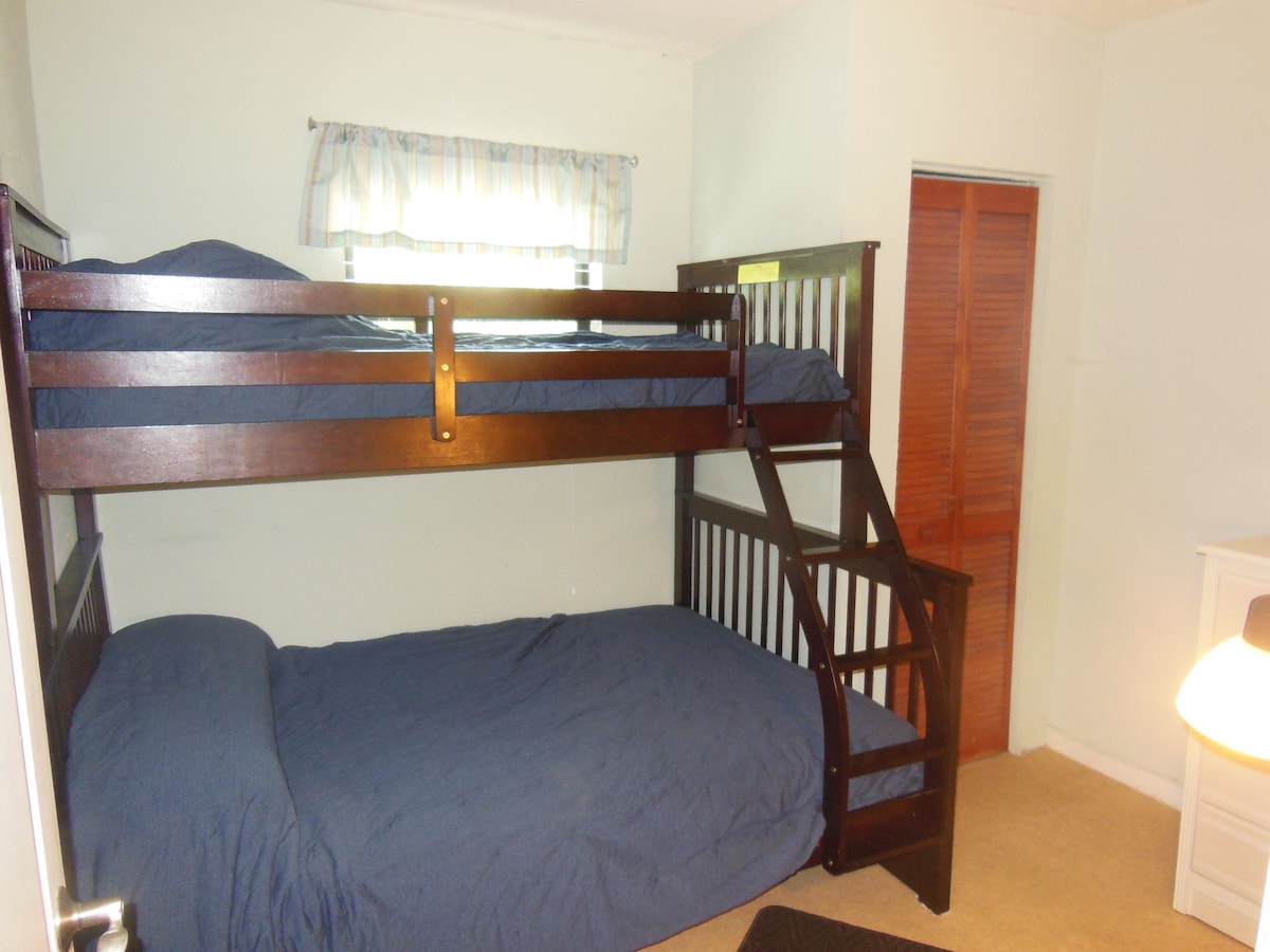 Derde slaapkamer met stapelbed, eenpersoonsbed boven een tweepersoonsbed