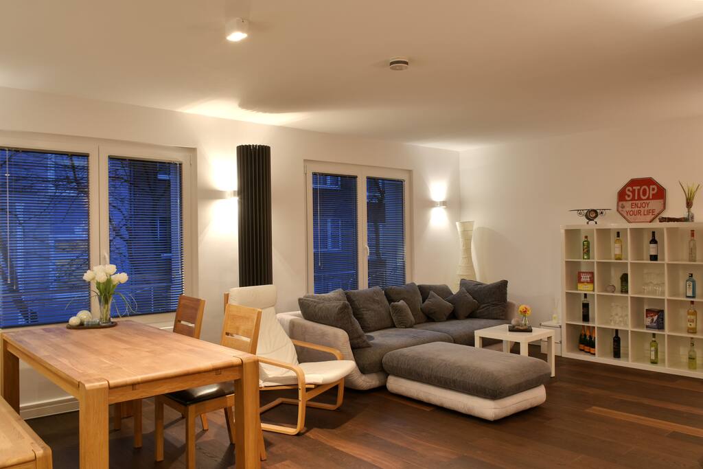 Esszimmer & Wohnzimmer / Dining Room & Living Room
