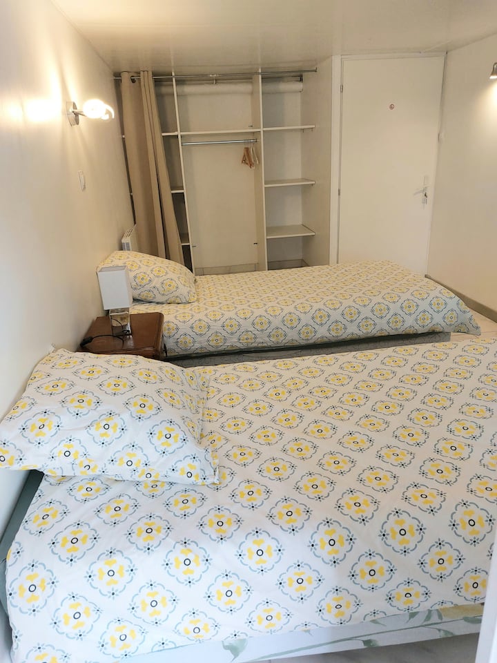 Chumba kimoja cha kulala cha 2 katika chumba cha chini 