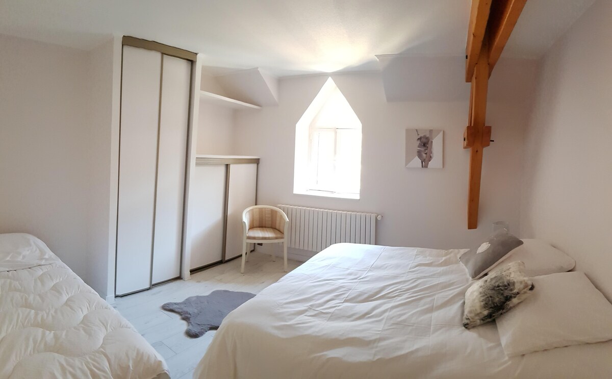 Chumba cha kulala N°3 
Ghorofa ya 2 
Kitanda kimoja cha watu wawili + kitanda 1 cha mtu mmoja