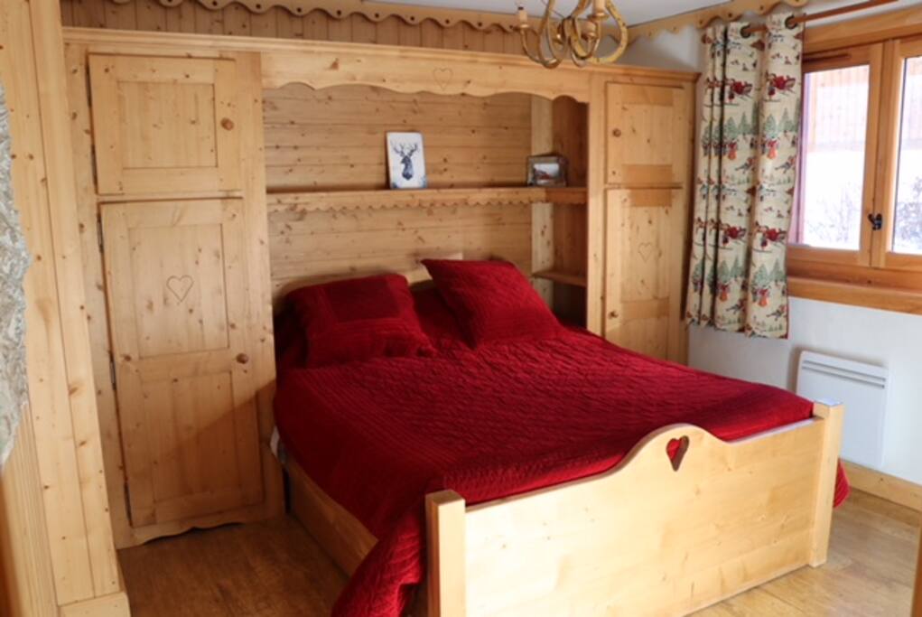 La grande chambre confortable