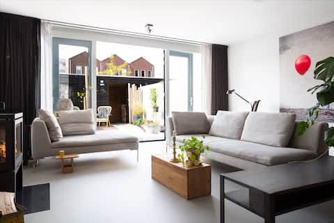 House with the red balloon