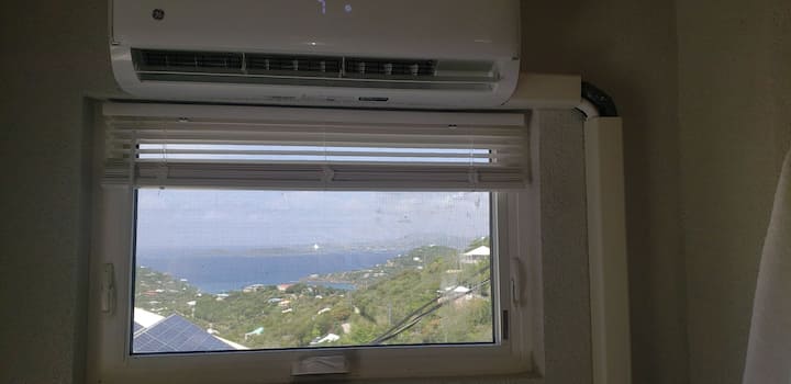 带空调的卧室景观。