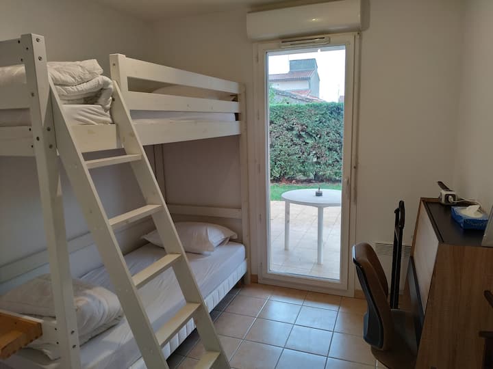 חדר שינה 2 (2 מיטות 90x200), מצעים חדשים (סתיו 2019), מצעים מסופקים 100% כותנה / כותנה אורגנית, חימום /מיזוג אוויר יקר ערך. אפשרות להוספת מיטה נוספת בגודל ‎ 80 x 200.