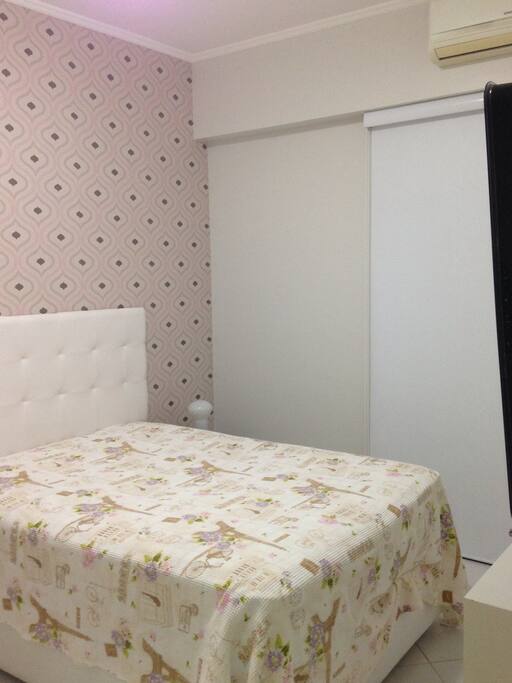 Suíte com cama de casal, ar condicionado e TV a cabo.