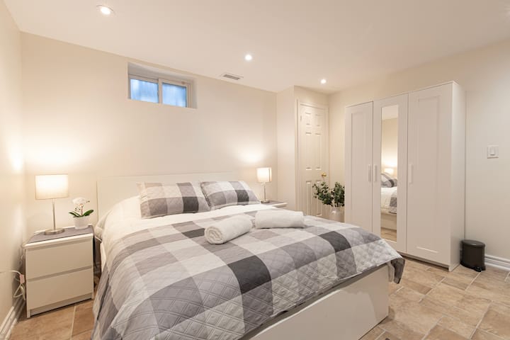 带标准双人床的第一间卧室