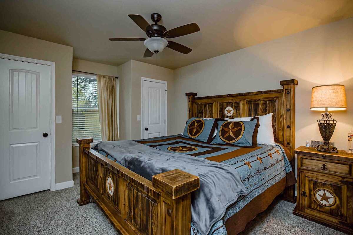 V spálni 2. Posteľ veľkosti King, 50-palcový inteligentný televízor. Zdieľa kúpeľňu 2 so spálňou 3. 