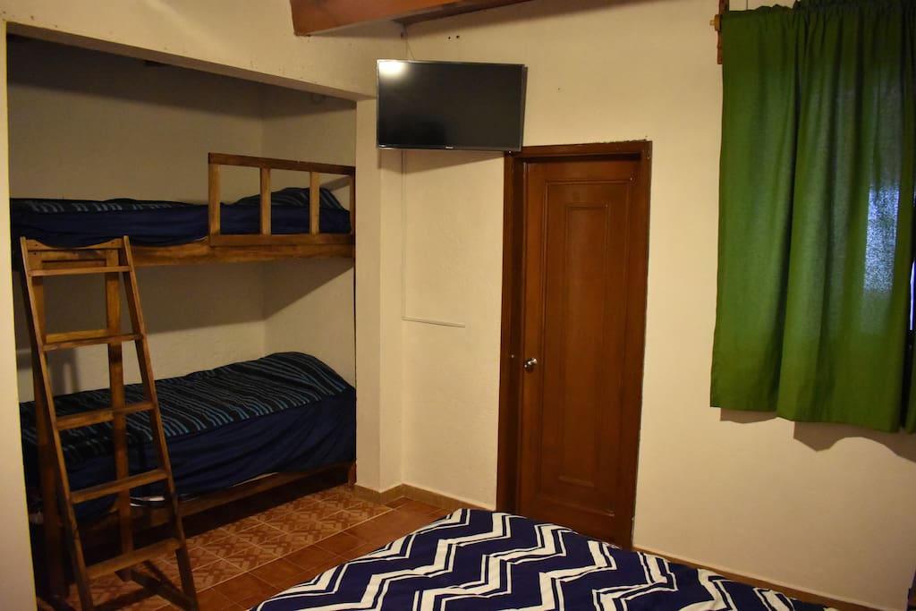 Dormitorio con 1 cama matrimonial y 2 literas