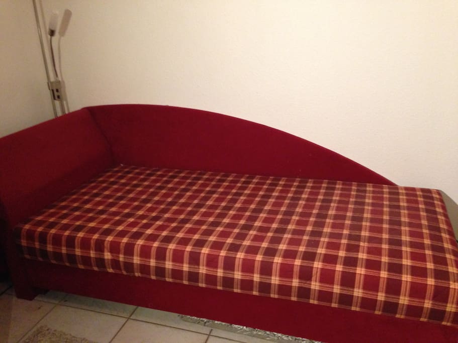 Diese Bett wird frisch bezogen sein plus Handtücher. Für den zweiten Gast gibt es z. Zt. eine Ausklappmatratze. Ab 2016 steht hier das neue Doppelbett 1,40 x 2m - ein
Boxspringbett!