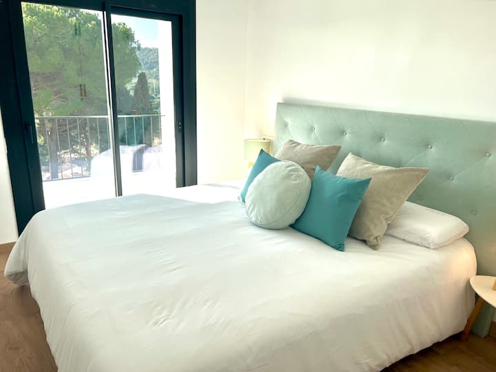 ห้องนอนที่ 6 มีระเบียงขนาดใหญ่พร้อมวิวพาโนรามา