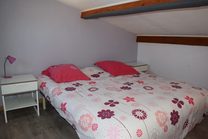 Schlafzimmer 4 (im Obergeschoss): 2 Einzelbetten oder 1 Kingsize-Doppelbett (180x200). Blick auf den Hauseingang und die Wohnsiedlung