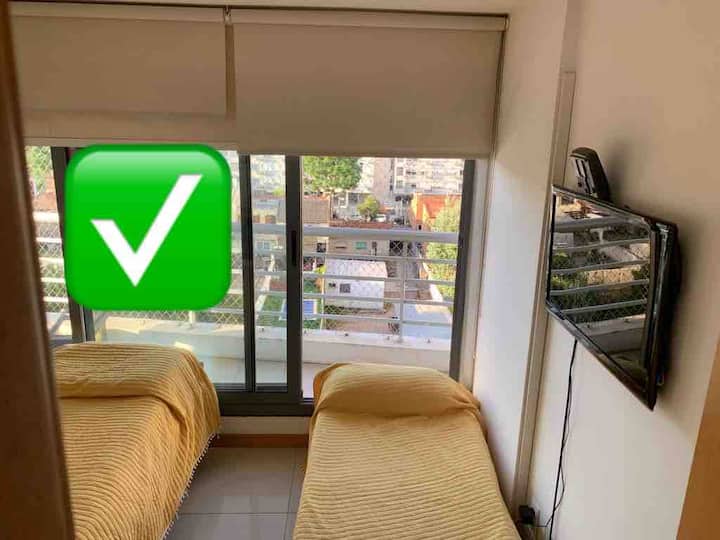 ห้องพักมีเตียงเดี่ยว 2 เตียงทางออกไปยังระเบียงพร้อมตาข่ายป้องกันอย่างเต็มที่ 