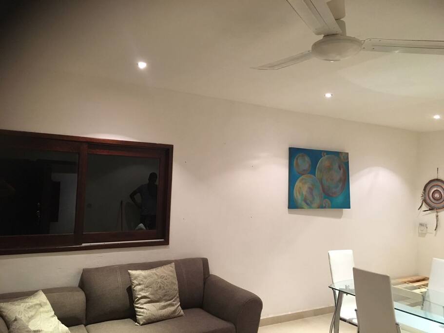 big living room with sofa and single bed
salón amplio con sofa y cama individual