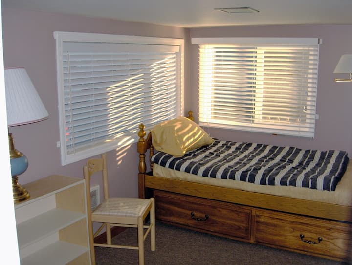 Kids room w 2 singles (trundle bed)