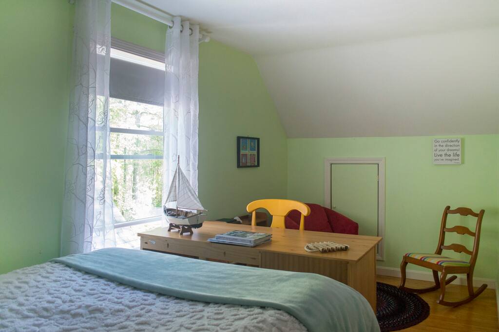 Queen bed in a little ensuite nook.
