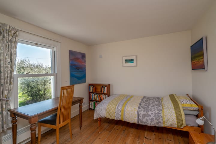 Cama individual, dormitorio 2.  Colchón de espuma viscoelástica.