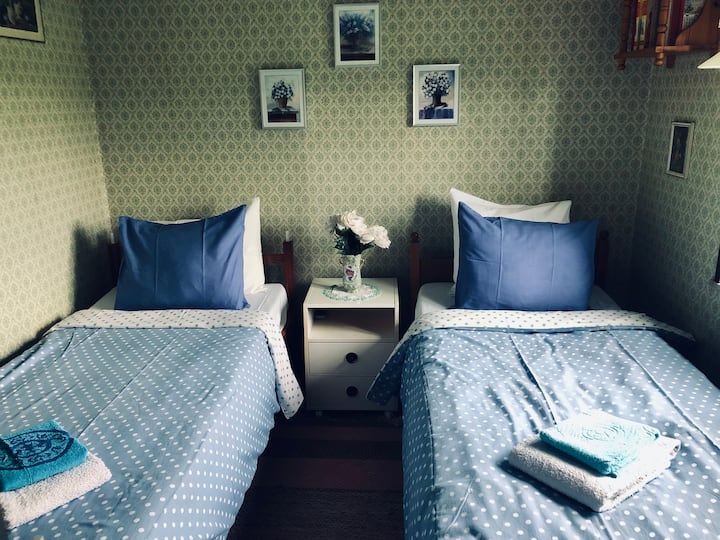 חדר שינה זוגי בבניין הראשי.