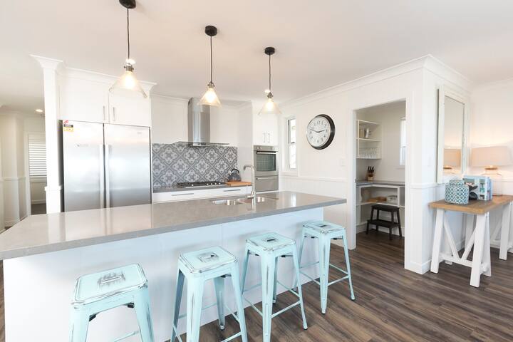 Group Friendly 4 Bed House + Ocean Views gallery image 4