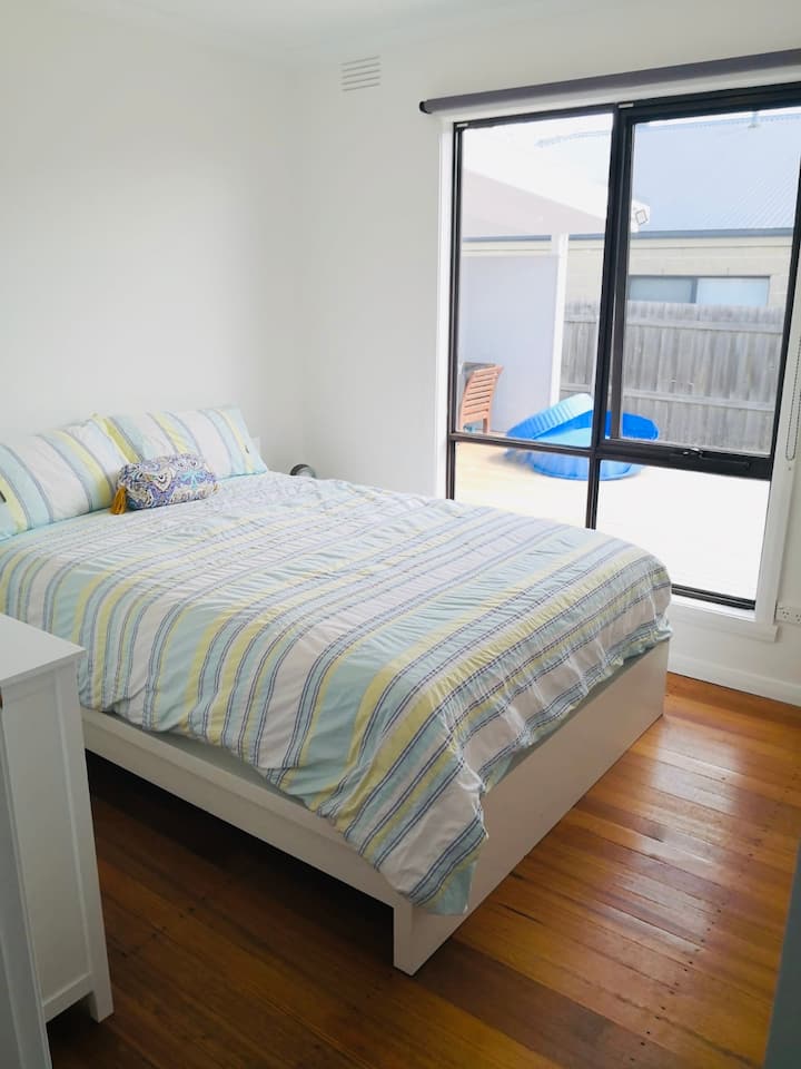 Dieses Zimmer hat oft auch das Boori Compact Kinderbett (etwas schmaler als ein normales Kinderbett, um zwischen die Türen zu passen, sodass es leicht in einen anderen Raum bewegt werden kann). 