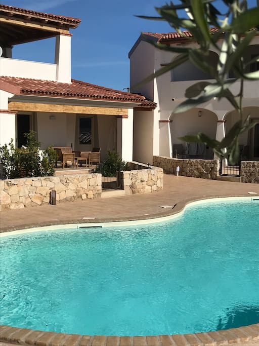 Vista frontale proprietà al piano terra con patio attrezzato fronte piscina