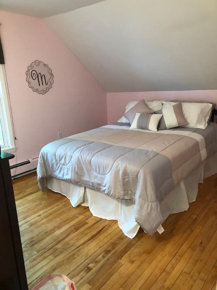 მე-2 საძინებელი სრული ზომის საწოლით ხის იატაკით