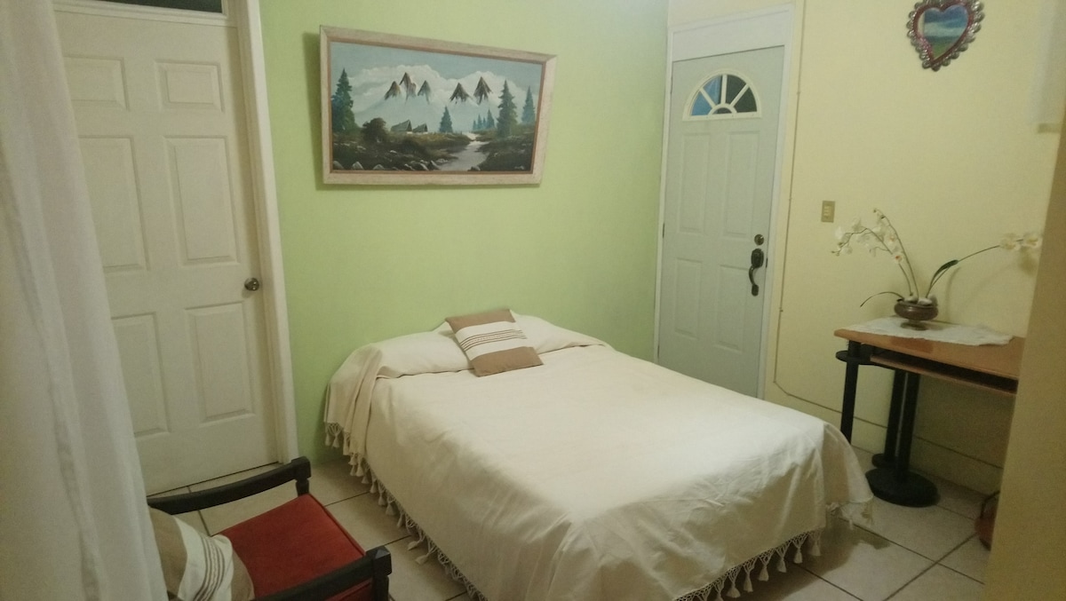 工作区设有双人床、书桌、带书籍和杂志的书架，以及可聆听音乐的立体声音响