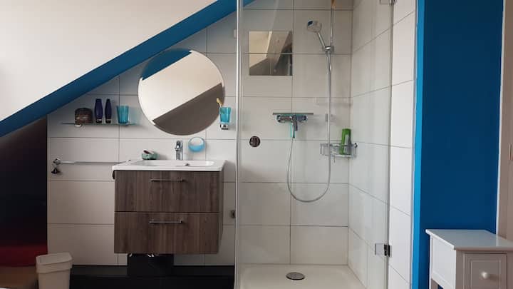 Ducha y fregadero en la habitación adicional