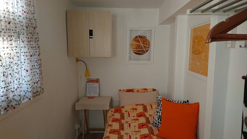 Bedroom with private entrance, parking & wetroom