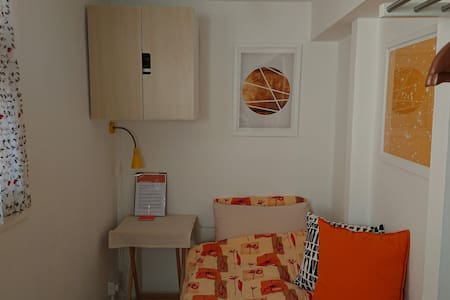 Bedroom with private entrance, parking & wetroom