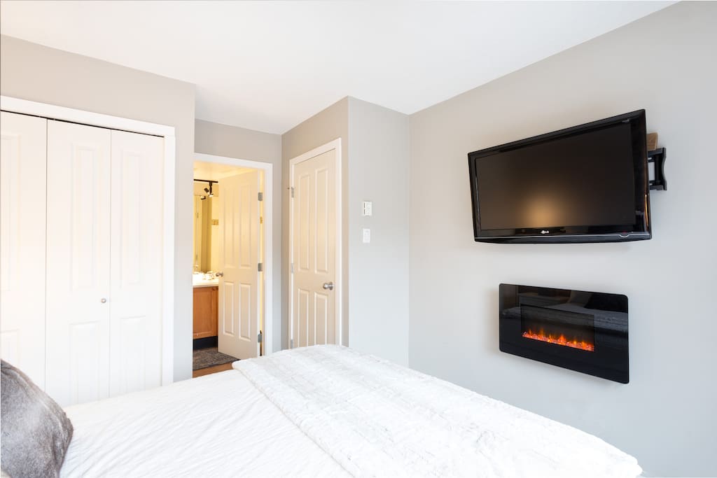 Newly renovated master bedroom with gorgeous deck and views of the stunning mountains. All the comforts of home with a wall TV, electric fireplace and Air conditioner. Spacious en suite bathroom has a tub as well as a walk-in shower.